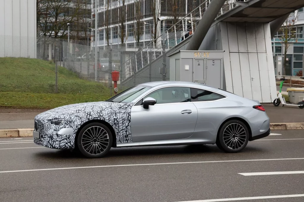 Mercedes CLE Coupé 2026: Fotos espía de la primera actualización del coupé alemán 11 Motor16 Mercedes CLE 2026 restyling 10 Motor16