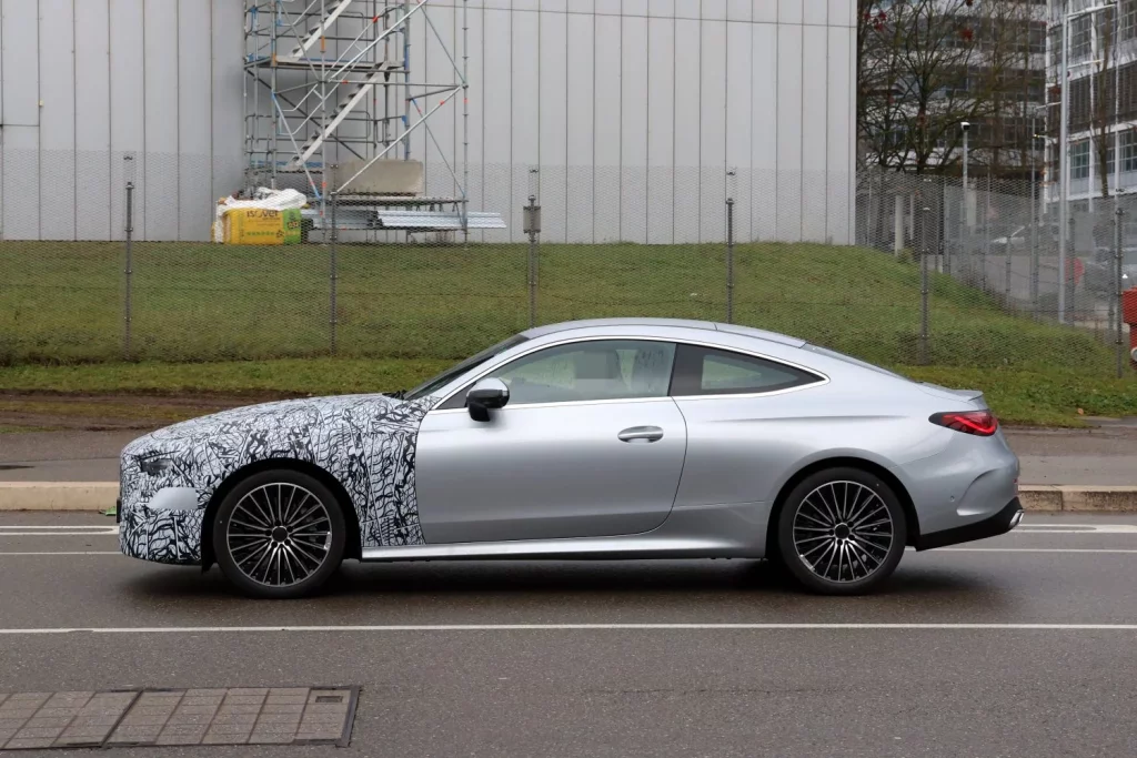 Mercedes CLE Coupé 2026: Fotos espía de la primera actualización del coupé alemán 1 Motor16 Mercedes CLE 2026 restyling (11)