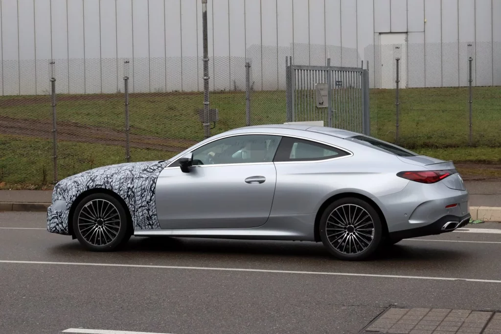 Mercedes CLE Coupé 2026: Fotos espía de la primera actualización del coupé alemán 12 Motor16 Mercedes CLE 2026 restyling 12 Motor16