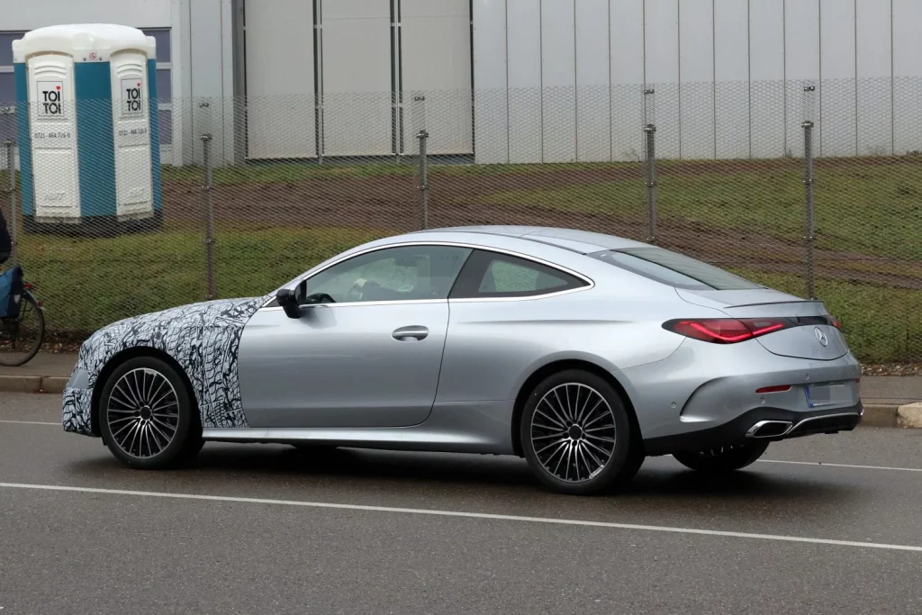 Mercedes CLE Coupé 2026: Fotos espía de la primera actualización del coupé alemán 13 Motor16 Mercedes CLE 2026 restyling 13 Motor16