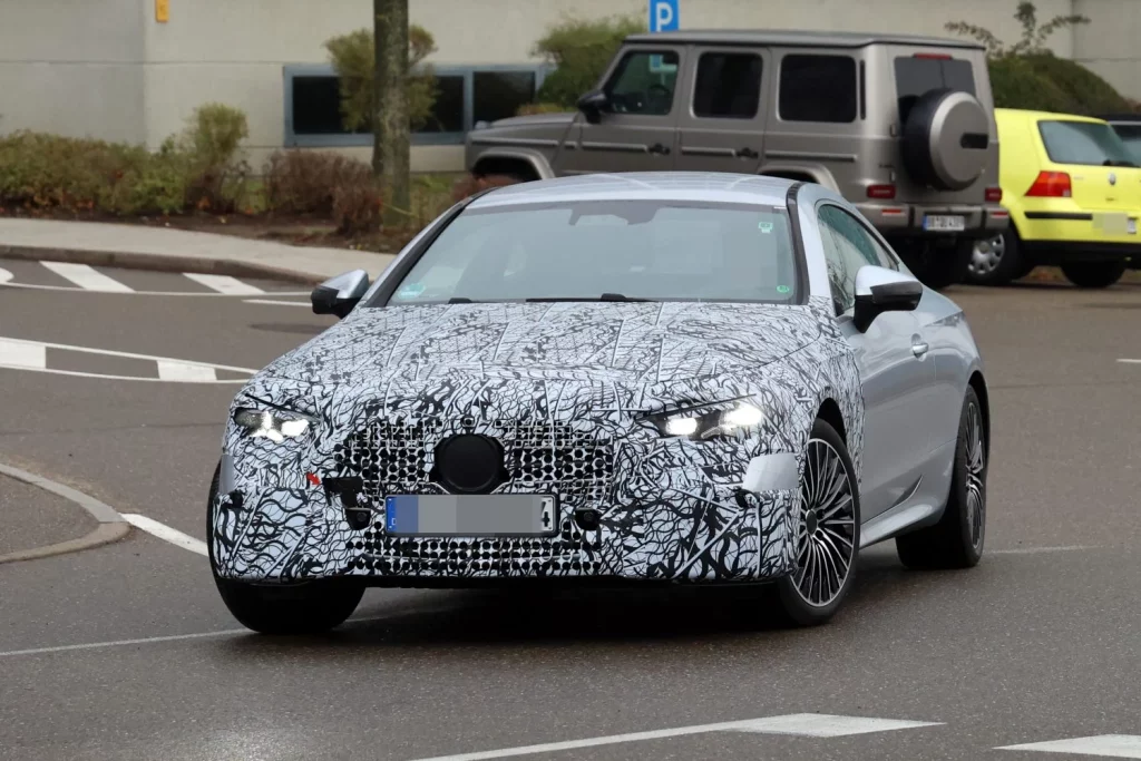 Mercedes CLE Coupé 2026: Fotos espía de la primera actualización del coupé alemán 5 Motor16 Mercedes CLE 2026 restyling 3 Motor16