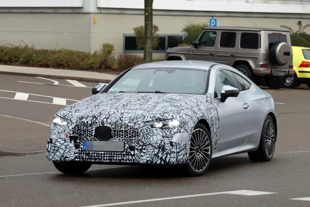 Mercedes CLE Coupé 2026: Fotos espía de la primera actualización del coupé alemán 6 Motor16 Mercedes CLE 2026 restyling 4 Motor16