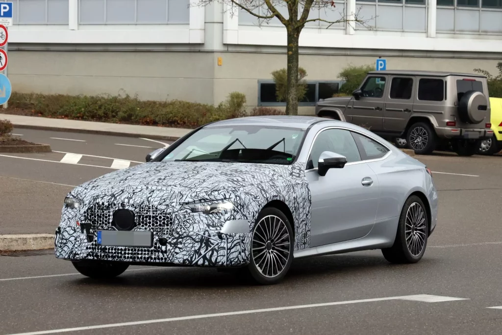 Mercedes CLE Coupé 2026: Fotos espía de la primera actualización del coupé alemán 7 Motor16 Mercedes CLE 2026 restyling 5 Motor16