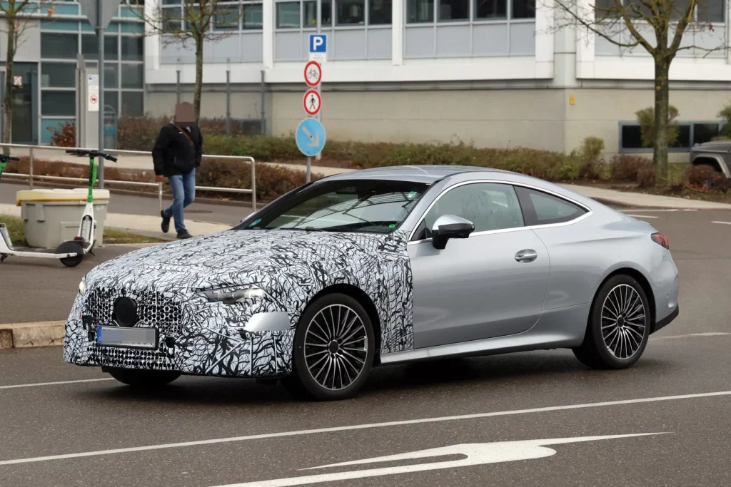 Mercedes CLE Coupé 2026: Fotos espía de la primera actualización del coupé alemán 8 Motor16 Mercedes CLE 2026 restyling 7 Motor16