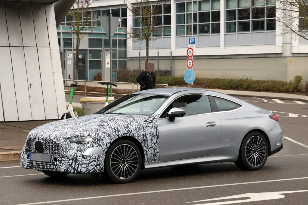Mercedes CLE Coupé 2026: Fotos espía de la primera actualización del coupé alemán 9 Motor16 Mercedes CLE 2026 restyling 8 Motor16