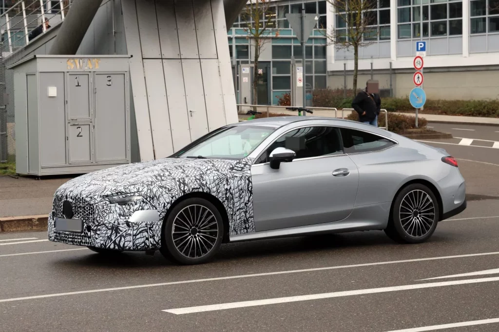 Mercedes CLE Coupé 2026: Fotos espía de la primera actualización del coupé alemán 10 Motor16 Mercedes CLE 2026 restyling 9 Motor16