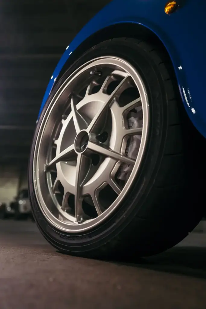 Morgan BMW 25 Plus8 50th 05 Motor16