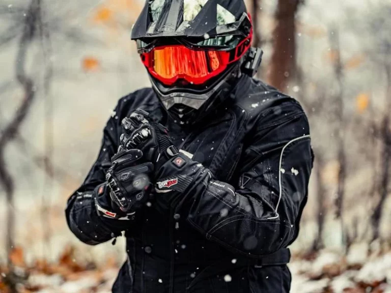 Guantes, calzado cerrado y chaleco obligatorios en moto desde octubre: multa de 200 euros