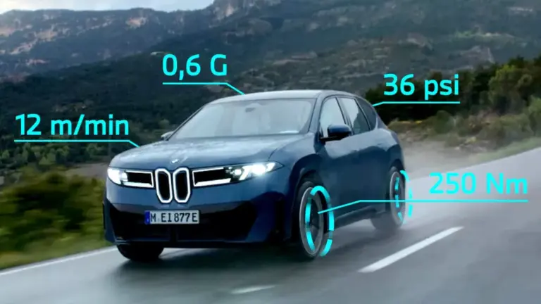 BMW M digitaliza la adrenalina y convierte el tablero en una pista de carreras