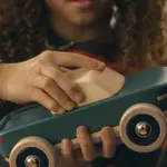 Ideas para Reyes: Rivian eleva el concepto de juguete a otro nivel con estos coches de madera