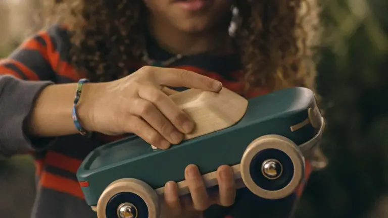 Ideas para Reyes: Rivian eleva el concepto de juguete a otro nivel con estos coches de madera