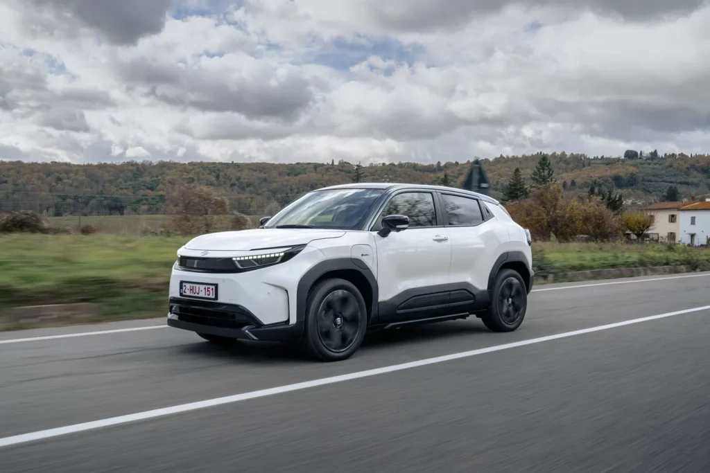 Toyota presenta el Urban Cruiser, el nuevo eléctrico urbano que, en España, tendrás que comprar a Suzuki 16 Motor16 TOYOTA URBAN CRUISER 10 Motor16