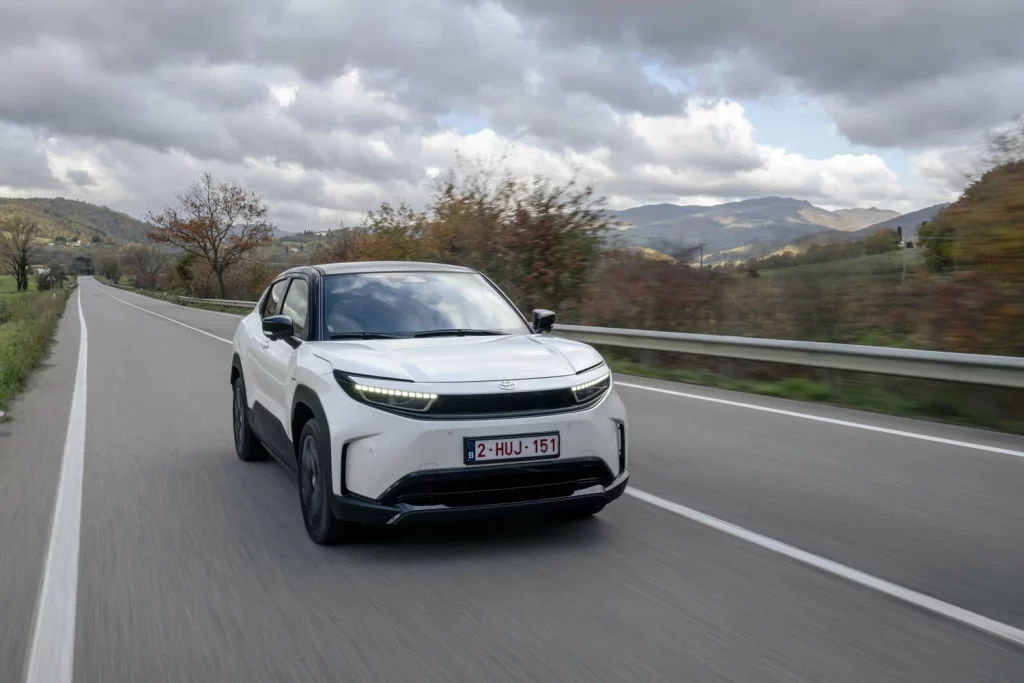 Toyota presenta el Urban Cruiser, el nuevo eléctrico urbano que, en España, tendrás que comprar a Suzuki 17 Motor16 TOYOTA URBAN CRUISER 11 Motor16