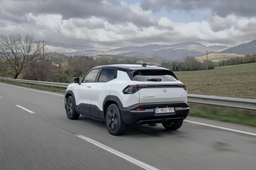 Toyota presenta el Urban Cruiser, el nuevo eléctrico urbano que, en España, tendrás que comprar a Suzuki 18 Motor16 TOYOTA URBAN CRUISER 12 Motor16