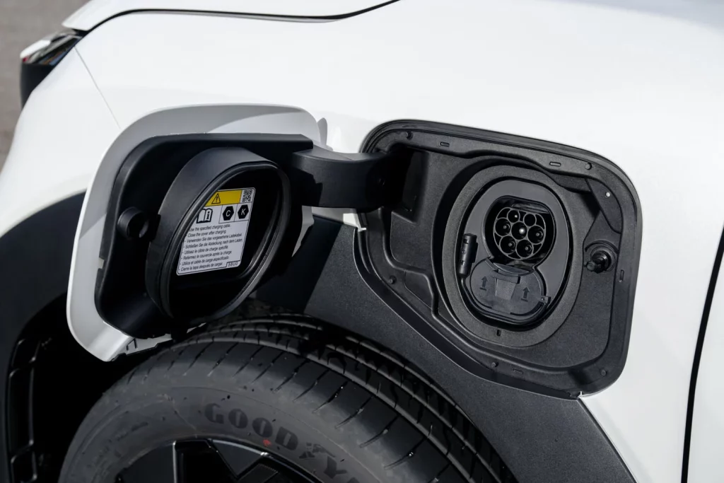 Toyota presenta el Urban Cruiser, el nuevo eléctrico urbano que, en España, tendrás que comprar a Suzuki 29 Motor16 TOYOTA URBAN CRUISER 23 Motor16