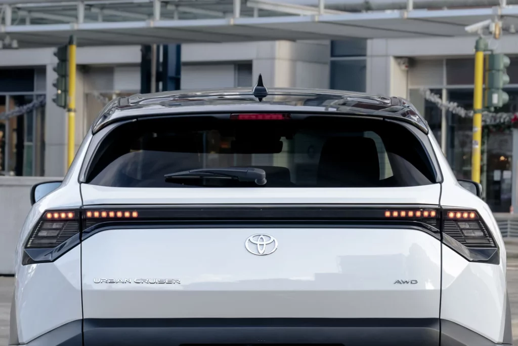 Toyota presenta el Urban Cruiser, el nuevo eléctrico urbano que, en España, tendrás que comprar a Suzuki 30 Motor16 TOYOTA URBAN CRUISER 24 Motor16