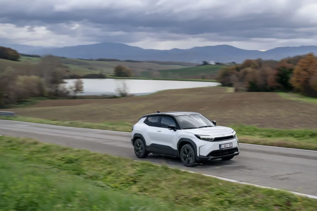 Toyota presenta el Urban Cruiser, el nuevo eléctrico urbano que, en España, tendrás que comprar a Suzuki 10 Motor16 TOYOTA URBAN CRUISER 4 Motor16