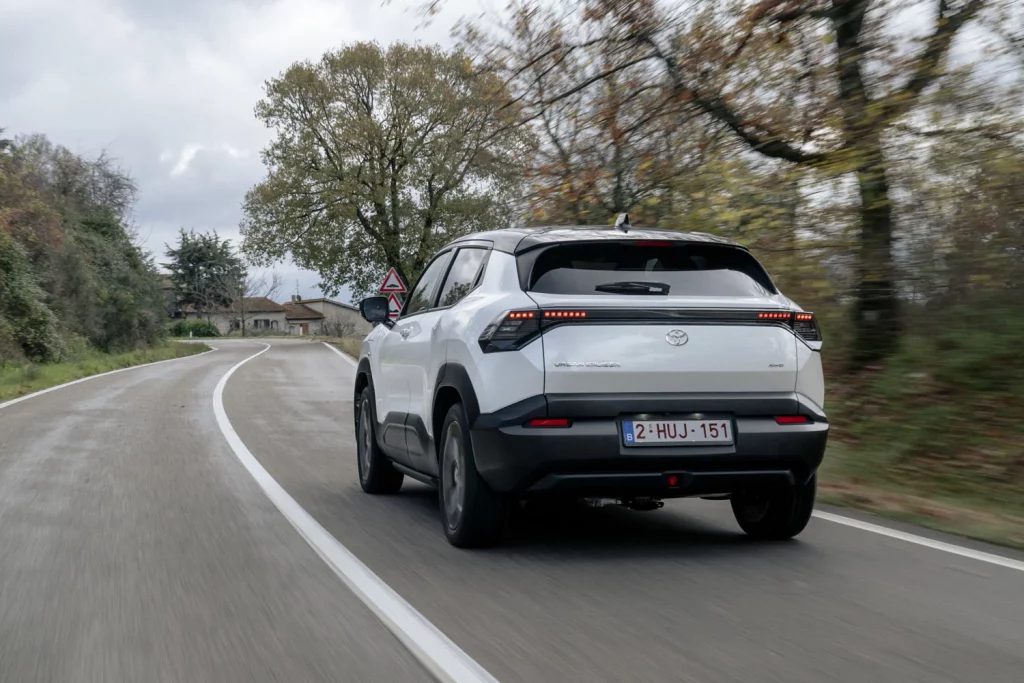 Toyota presenta el Urban Cruiser, el nuevo eléctrico urbano que, en España, tendrás que comprar a Suzuki 12 Motor16 TOYOTA URBAN CRUISER 6 Motor16