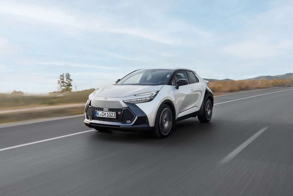 El Toyota C-HR fue el coche más vendido de la marca en enero, a muy poca distancia del Corolla. 