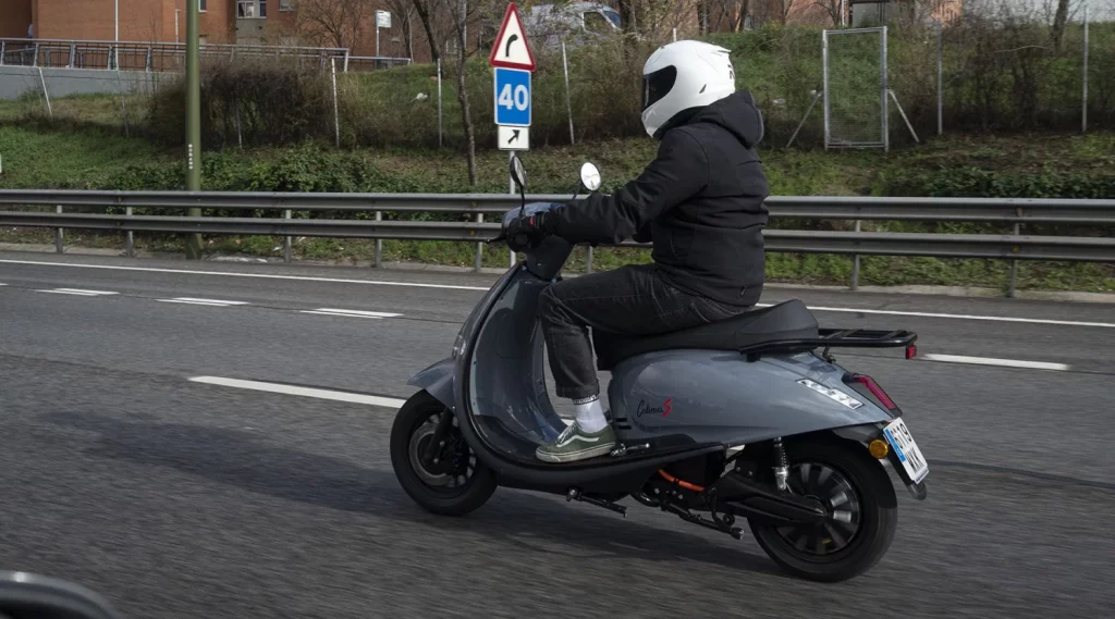 "La única forma de acceder será en transporte público": Pere Navarro blinda las ciudades también a las motos, que no podrán entrar 1 Motor16 Velca PORTADA Motor16