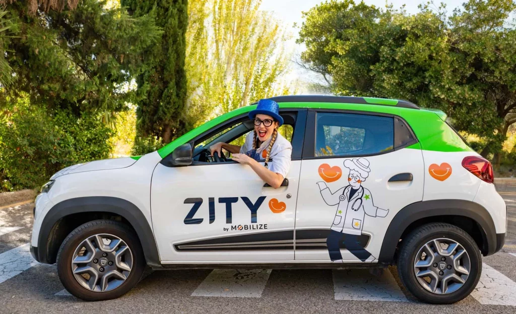 Zity y Fundación Theodora, juntos para llevar sonrisas a los hospitales esta Navidad 3 Motor16 ZITY FUNDACION THEODORA DOCTOR SONRISA5 Motor16