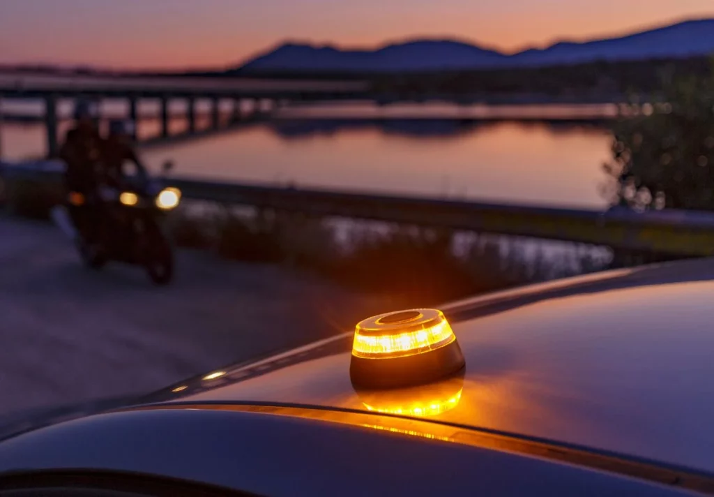 Si coloco la baliza conectada V16 y los triángulos de emergencia a la vez, ¿me puede multar la Guardia Civil de Tráfico? 1 Motor16 balizas v16