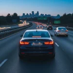 La DGT recuerda para qué son las luces de emergencia de tu coche y las multas que pueden ponerte si lo haces mal