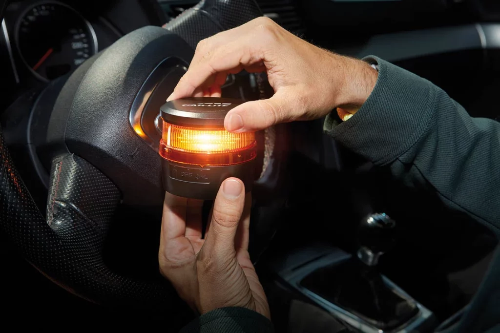 Siempre visible y conectado de forma segura con el faro Car-Lite 2 Motor16 V16 conecte el faro V16 Motor16