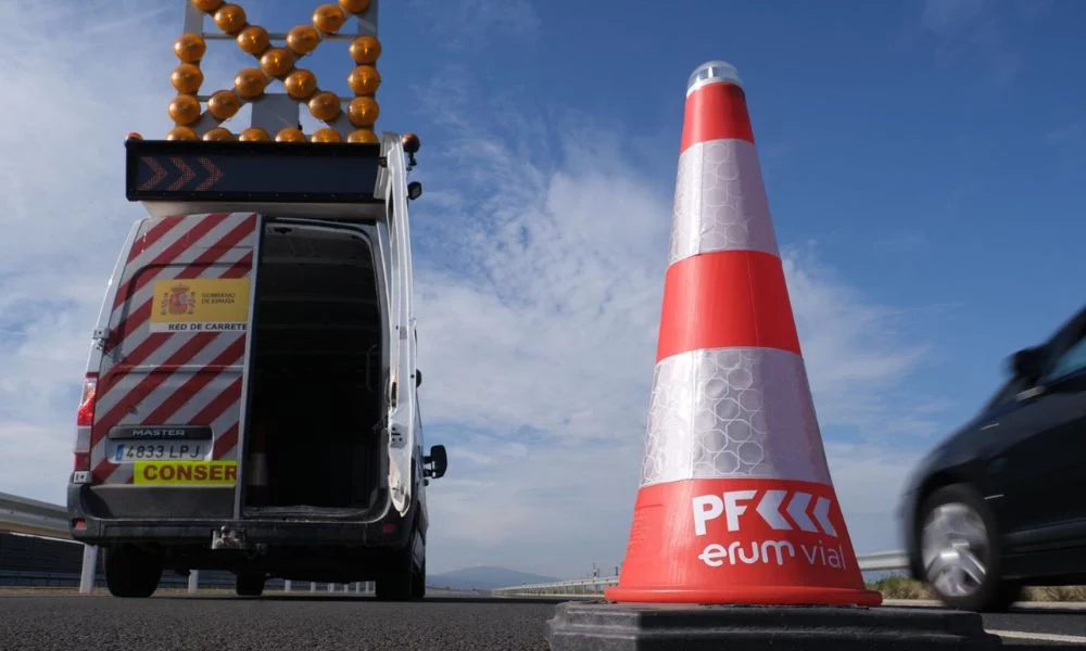 El 'donde dije digo, digo Diego' de la DGT: Pere Navarro ahora confirma que la baliza V-16 podría no ser obligatoria el 1 de enero 2 Motor16 conos conectados dgt