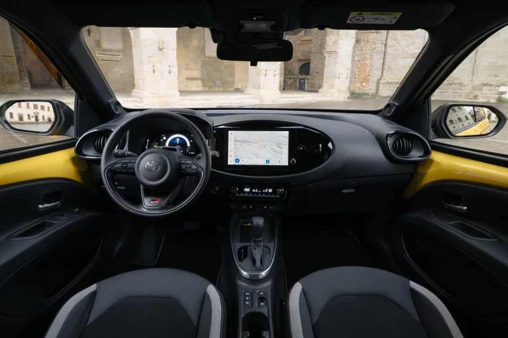 Prueba del Toyota Aygo X Cross “reinventado” para adoptar la hibridación 6 Motor16 detalles toyota Aygo X cross GR Sport 2 Motor16