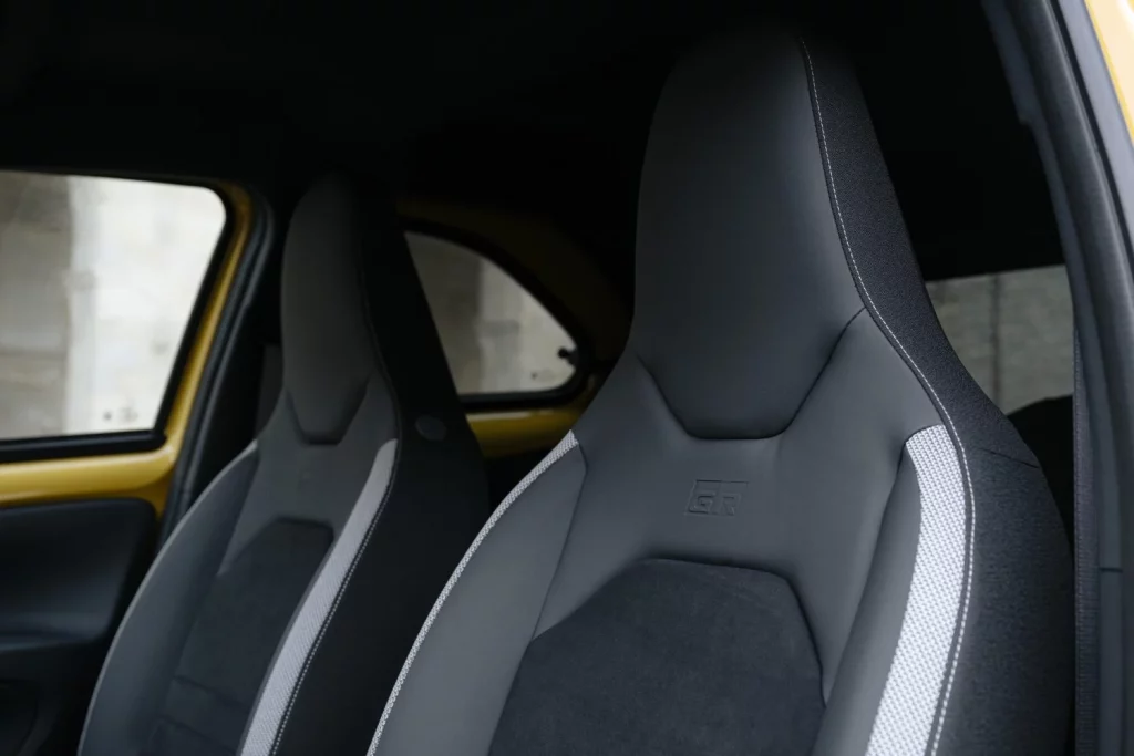 Prueba del Toyota Aygo X Cross “reinventado” para adoptar la hibridación 19 Motor16 detalles toyota Aygo X cross GR Sport 7 Motor16