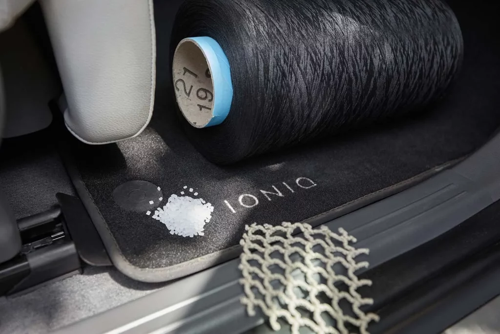 Hyundai retira 320 toneladas de basura marina en cinco años junto a Healthy Seas: así transforman redes fantasma en alfombrillas para los coches 2 Motor16 hyundai going circular discovery channel premiere ep4 02 Motor16