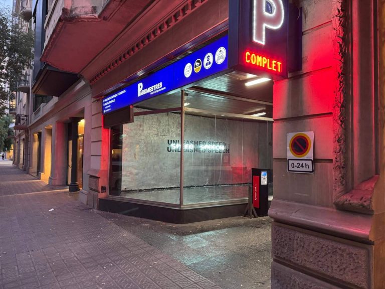 Stefan Brüggemann irrumpe en Parking con una reflexión visual sobre la velocidad y el discurso contemporáneo