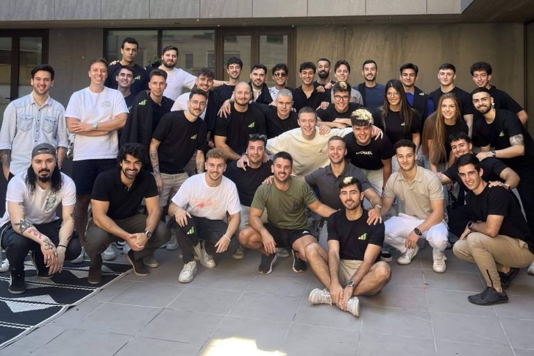 Tradeando.net, fundada por Enrique Moris, recibe el premio a la mayor academia de Europa tras superar los 60.000 alumnos