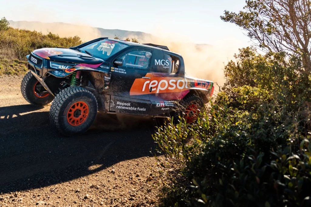Isidre Esteve estrena Hilux pata negra en el Dakar 2026