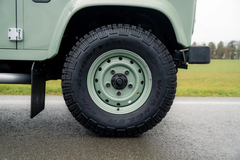 land rover defender heritage subasta 13 Motor16