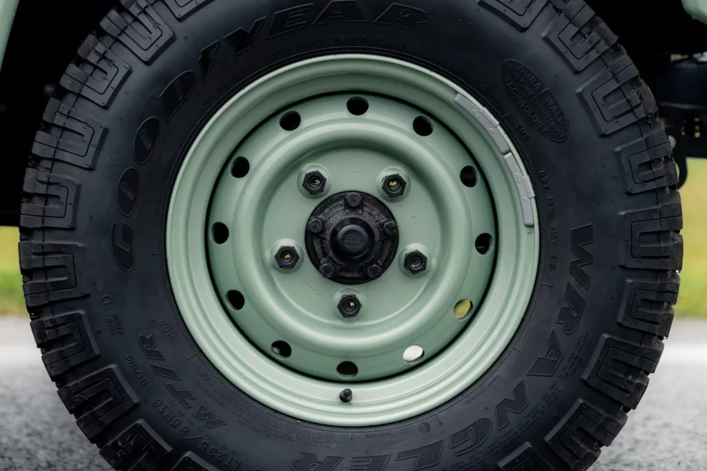 land rover defender heritage subasta 14 Motor16