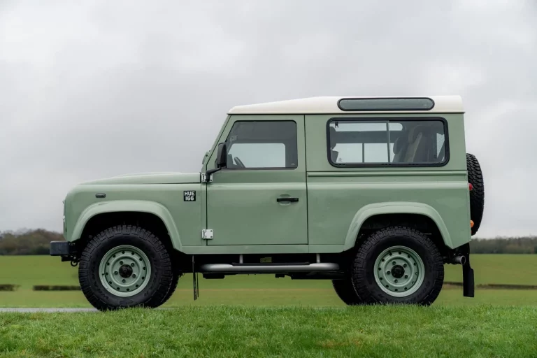 El último Land Rover Defender Heritage Edition sale a subasta