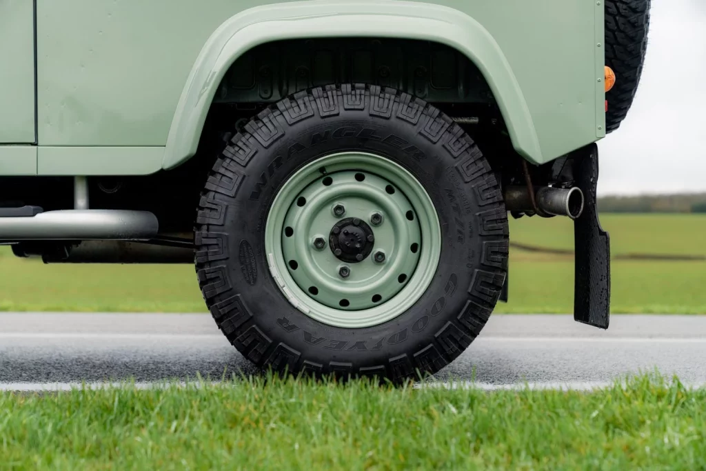 land rover defender heritage subasta 27 Motor16