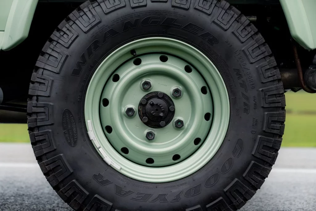 land rover defender heritage subasta 28 Motor16