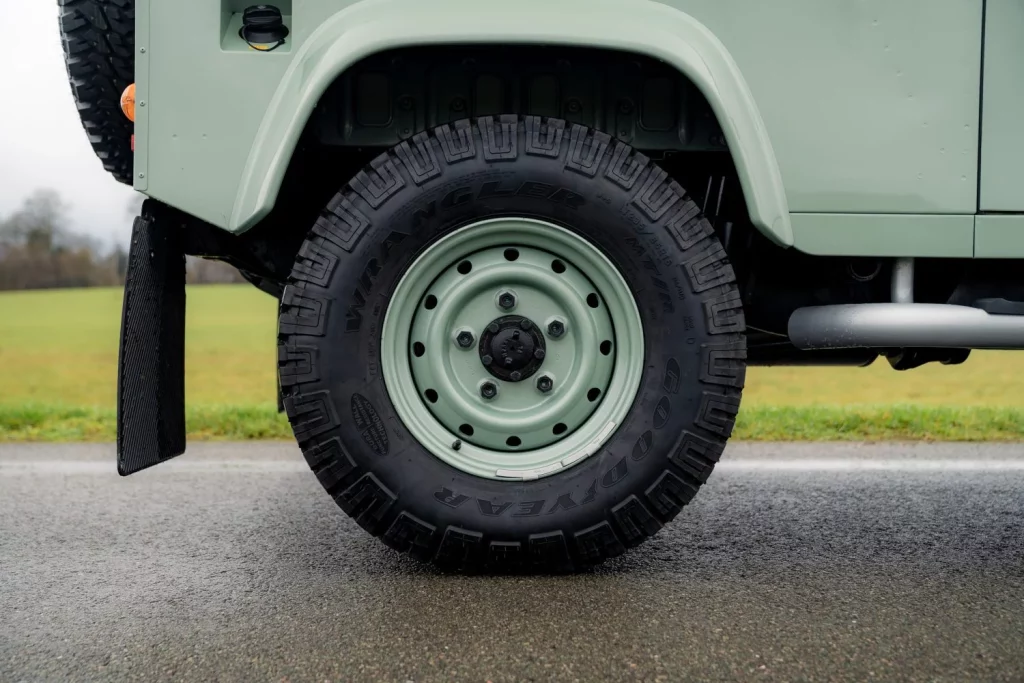 El último Land Rover Defender Heritage Edition sale a subasta