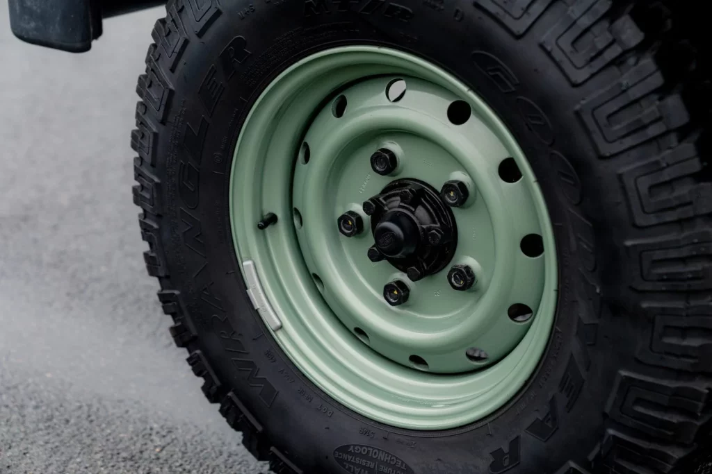 land rover defender heritage subasta 30 Motor16