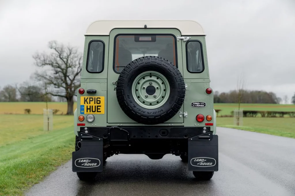land rover defender heritage subasta 38 Motor16