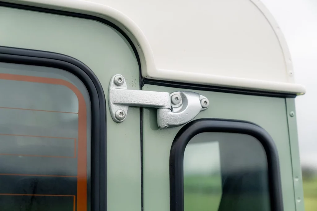 land rover defender heritage subasta 42 Motor16