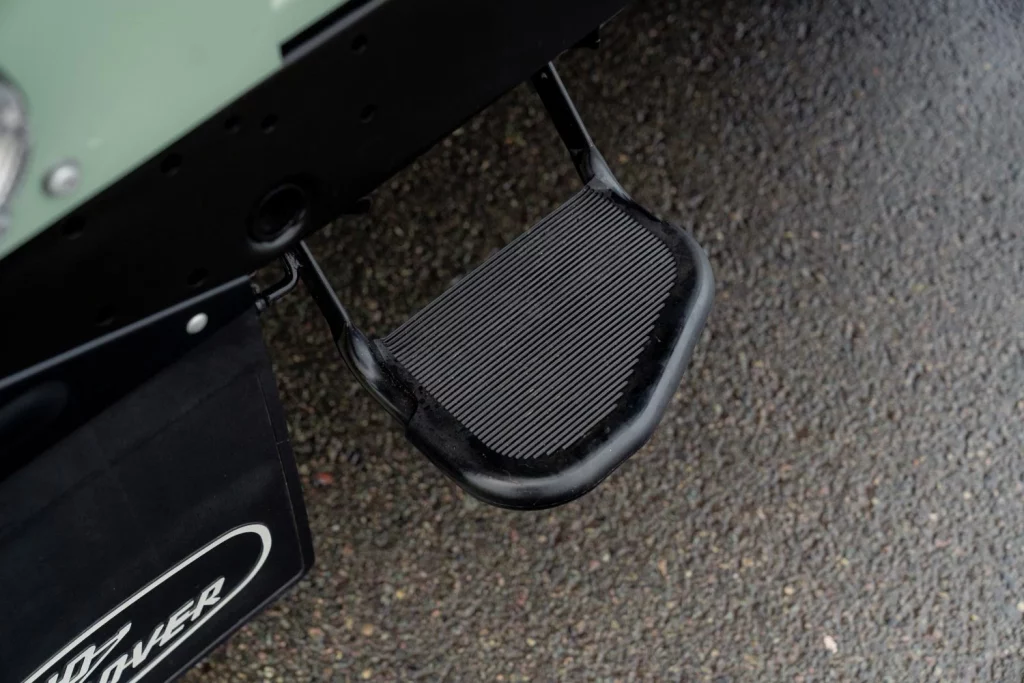 land rover defender heritage subasta 44 Motor16