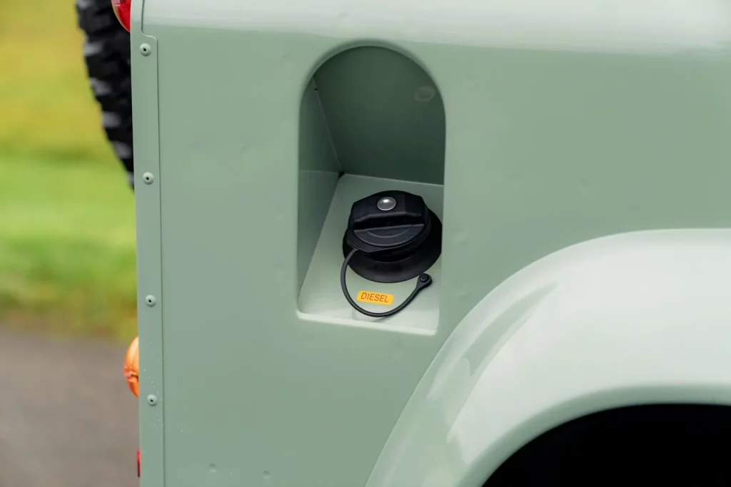 El último Land Rover Defender Heritage Edition sale a subasta