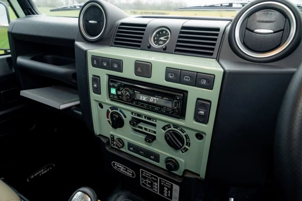 land rover defender heritage subasta 64 Motor16