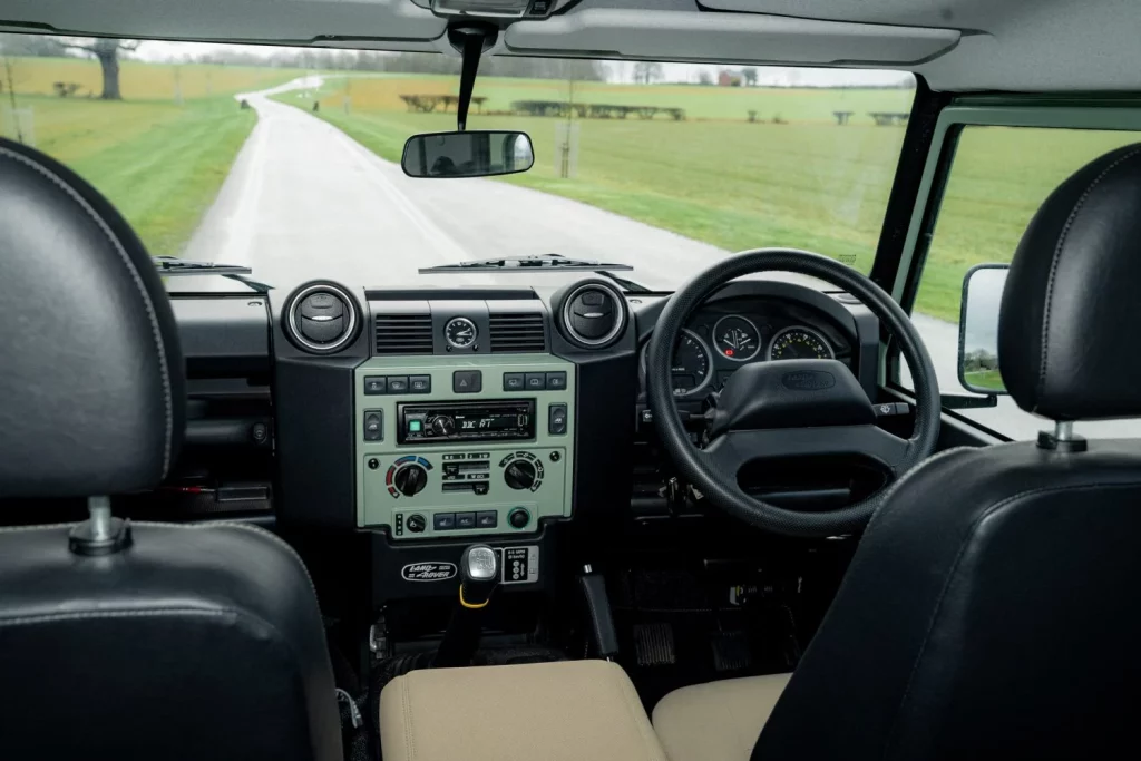 land rover defender heritage subasta 67 Motor16