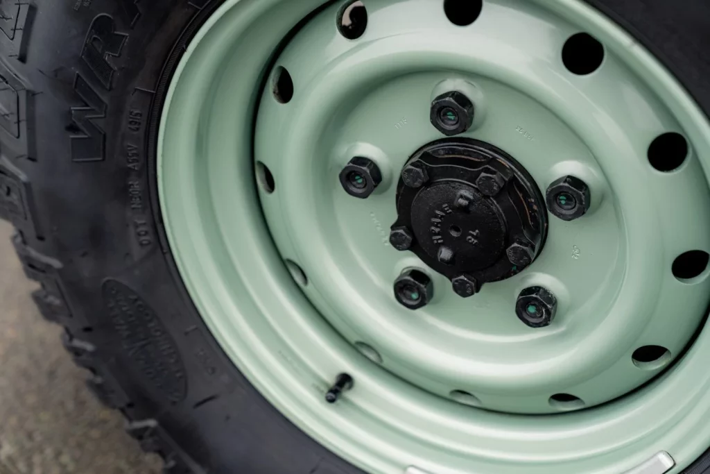 El último Land Rover Defender Heritage Edition sale a subasta