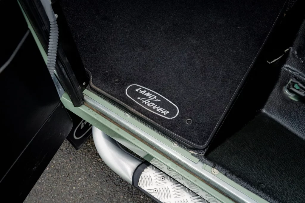 land rover defender heritage subasta 73 Motor16